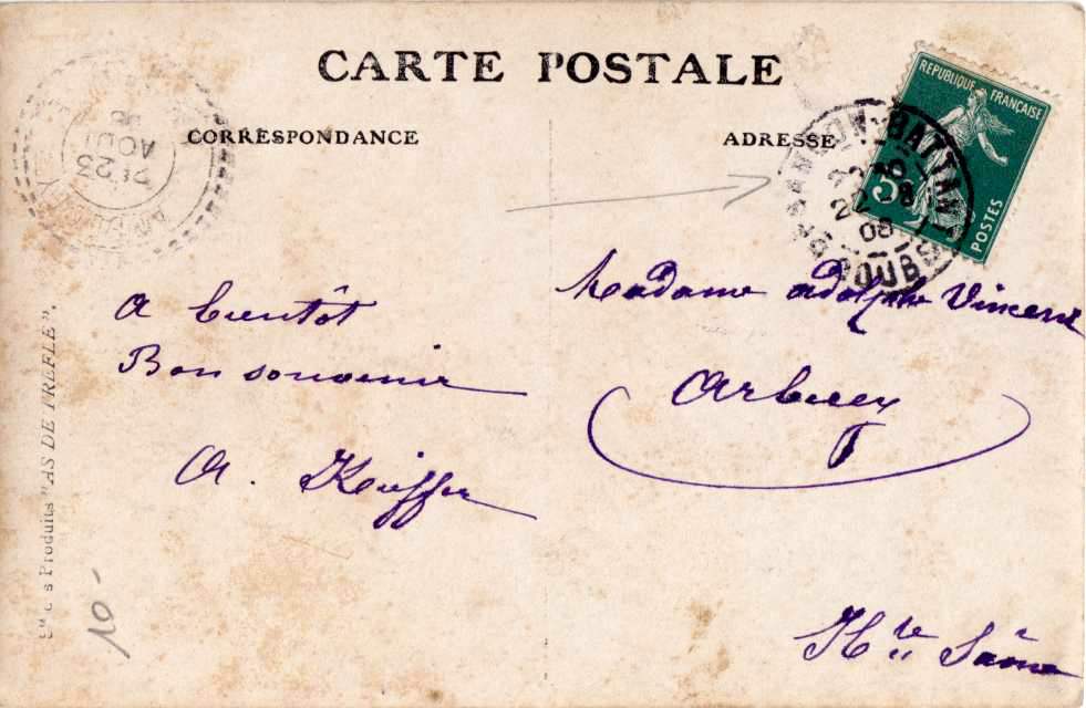 Villa à identifier, avec personnes attablées dans le jardin et d'autres à une fenêtre.